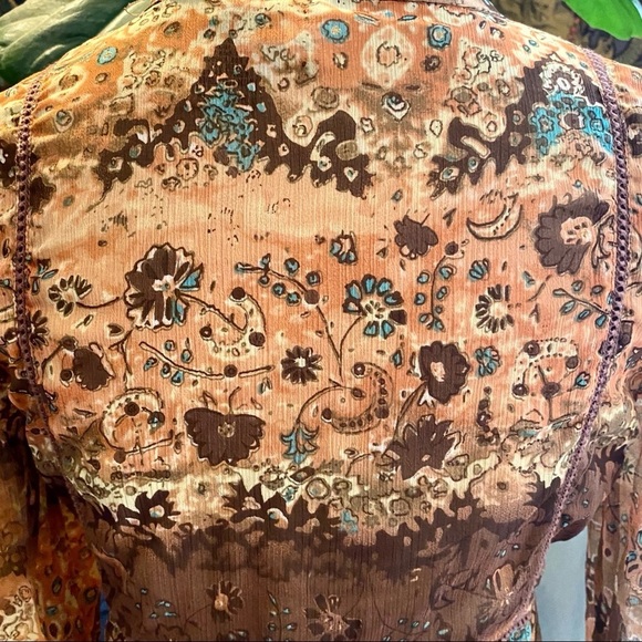 BKE floral chiffon pleated button peasant top - Picture 12 of 13